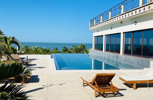 Villa de luxe 3 CH, jardin tropical, bord de plage et piscine commune
