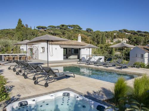 Villa de Luxe avec Piscine et Jacuzzi, Proche Plage de Gigaro, La Croix-Valmer - FR-1-728-18