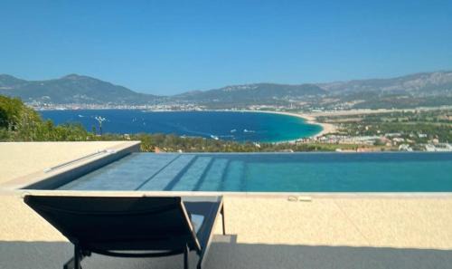 Villa de Luxe avec Piscine à débordement chauffée à Porticcio