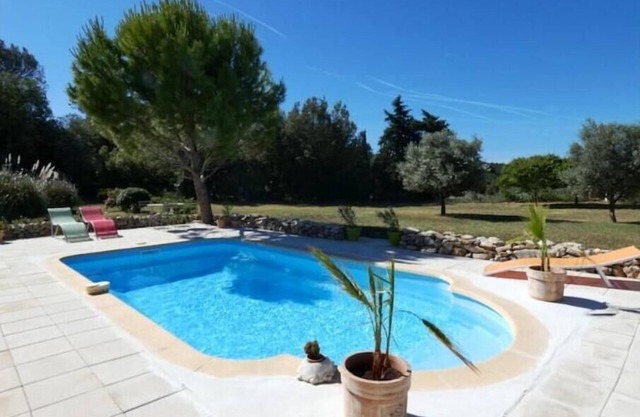 Villa de plain pied avec terrasse, BBQ et piscine