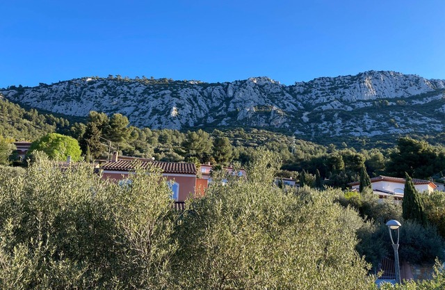 Villa de Vacances Avec Piscine, au Pied des Collines et à 10 Minutes de la mer