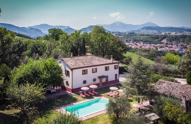 Villa dei Sapori piscina en las colinas de las Marcas, a 45 minutos de la costa del Adriático
