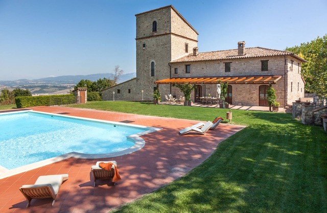 Villa del Falco, sleeps up 13. Pool and tennnis court, medieval tower, gym