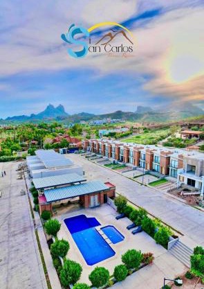 Villa del sol y mar con alberca en área común