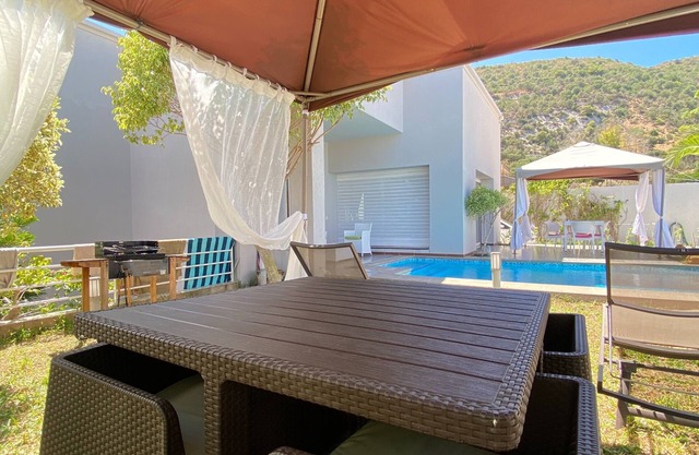 Villa Deluxe, Poolside, Mountain views, 3Bed, Sitting and dining indoor/outdoor