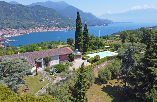Villa con piscina privada e impresionantes vistas al lago en un gran parque privado, capacidad para 12 personas