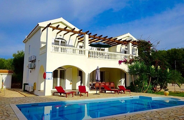 Villa Diana Kefalonia en un entorno idílico en el campo con una gran piscina privada.