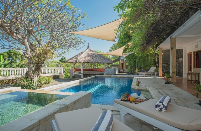 Villa Dinding Batu
