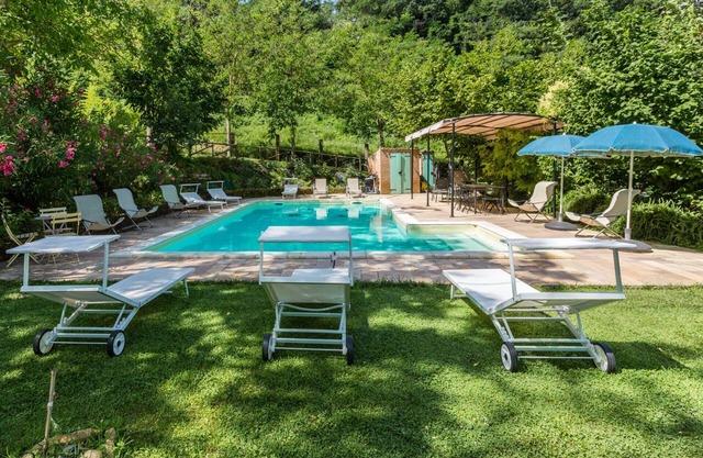 Pinturas villa con piscina en el campo de Serra San Quirico, a 30 minutos de la costa del Adriático