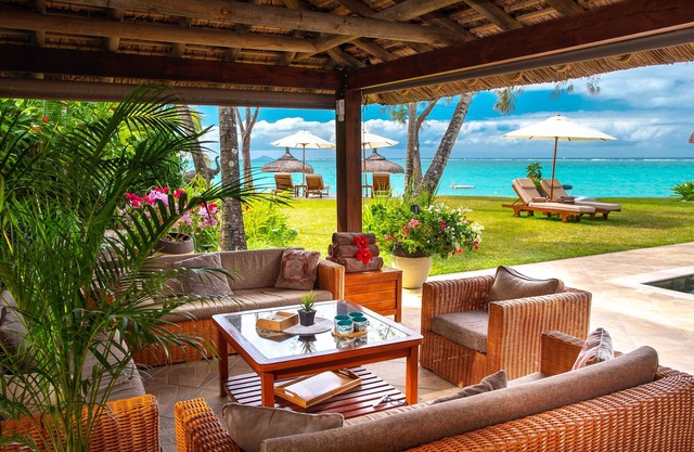 VILLA DODOLODGE - WATERFRONT, DIRECT BEACH ACCESS