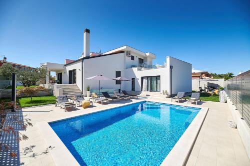 Villa Dolcea Elegant Und Stilvoll Mit Pool