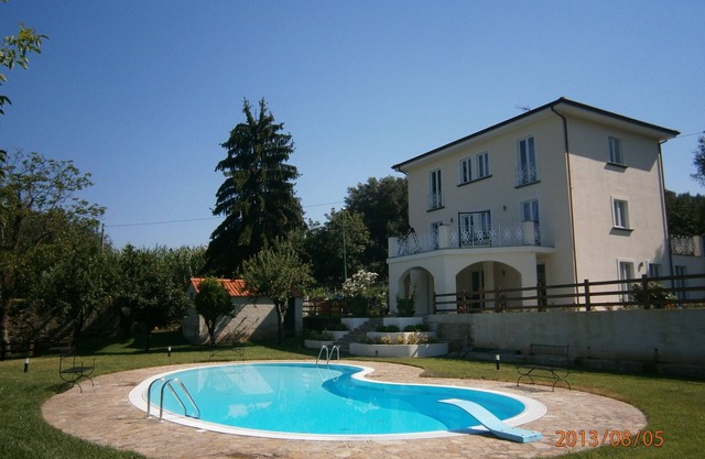 Villa Don Agostino con piscina rodeada de vegetación