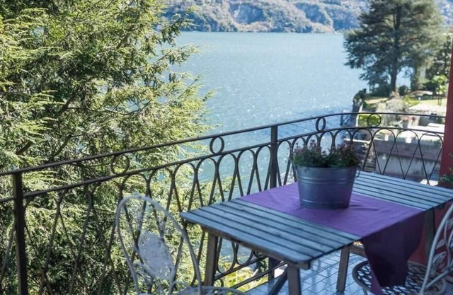 Villa Donati with direct access to the lake