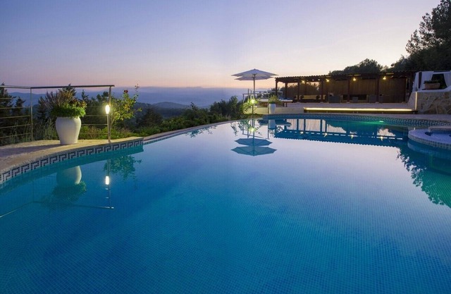 VILLA ES BUSCASTELLS - Private villa with pool per 12/18 persons, free WIFI and Air Conditioned!