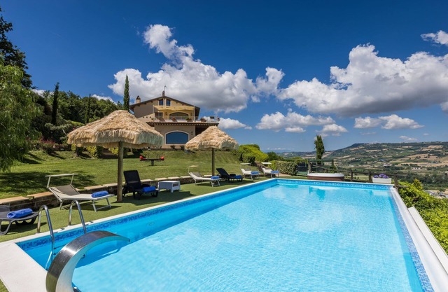 Villa Eden con piscina panorámica y espléndidas vistas al mar, a solo 7 km de las playas de Pedaso