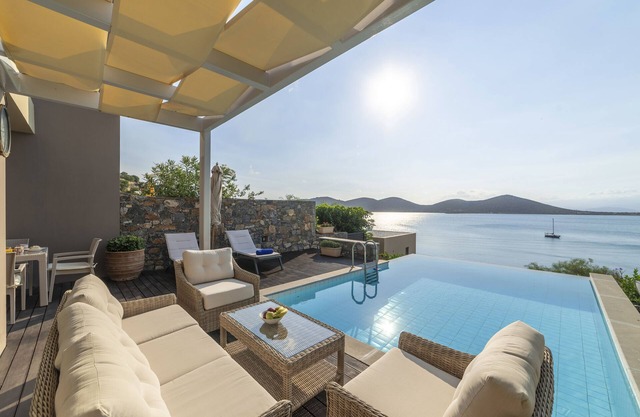 Villa Elena, a solo 50 metros del mar, impresionantes vistas al mar de la bahía de Elounda