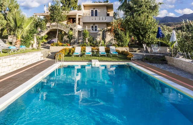 Villa Elisa, vista + escondida en los árboles!