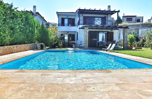 Villa ELITA, lujosa villa con piscina privada, jardín y vistas al mar.
