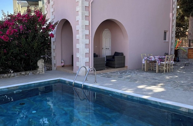 Villa Elpida (Kefalas) Detached house with seaview & private pool