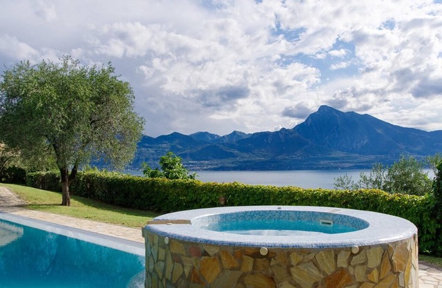 Villa 'Elysium' with Lake View, Wi-Fi and Air Conditioning