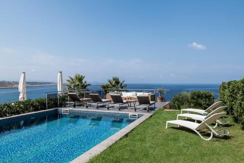 Villa Emilia front sea