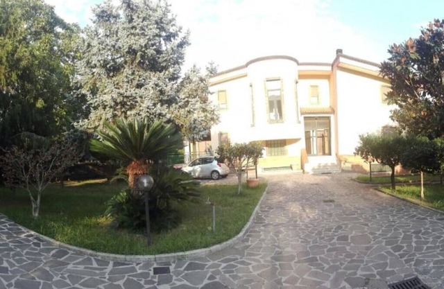 Villa Enza rodeada de vegetación.