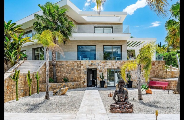 VILLA EOS luxury villa in a quiet location
