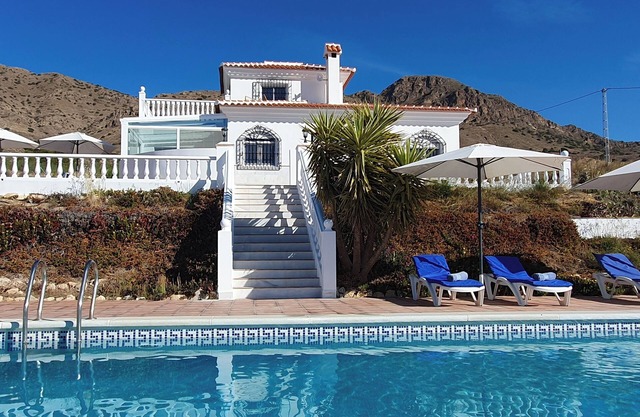 Encantadora Villa con Piscina Privada, Aislada y Rodeada por Almendros. Vistas