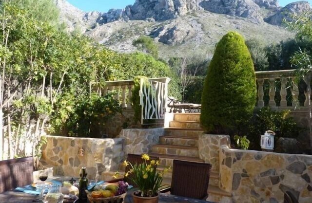 Villa con vistas al mar y montaña y piscina, 3 terrazas grandes, a 3 minutos de la playa.