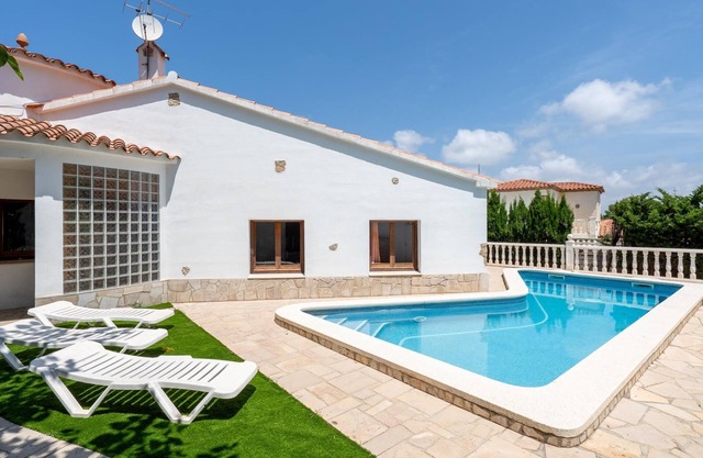 Villa en zona tranquila con piscina privada, 10min playa y centro