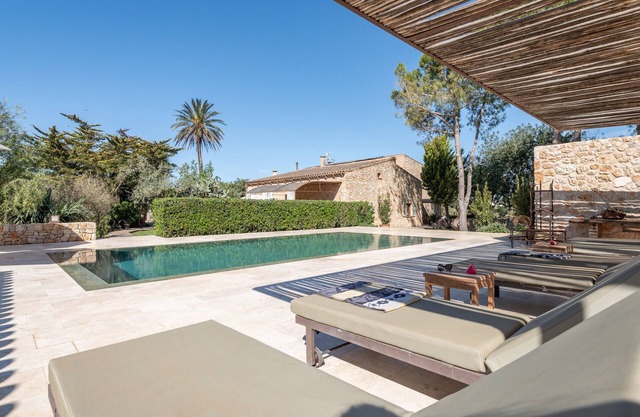 Villa 'Es Lledoner 3' con vistas a la montaña, piscina compartida y Wi-Fi