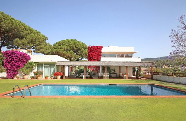 Villa Torre Blanca, junto al Club de Golf, a 5' de la playa y 25' de BCN
