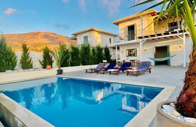 Villa Etoni, stunning sea views, infinity pool and privacy