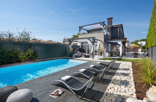 Villa Evita con piscina cerca de Porec