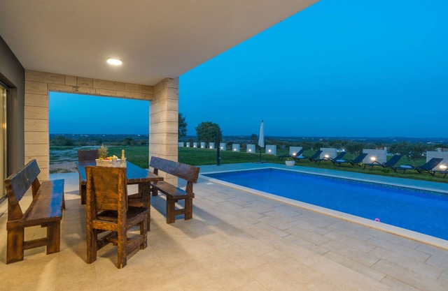 Fabulosa villa de 5 * con habitaciones con baño en un lugar idílico