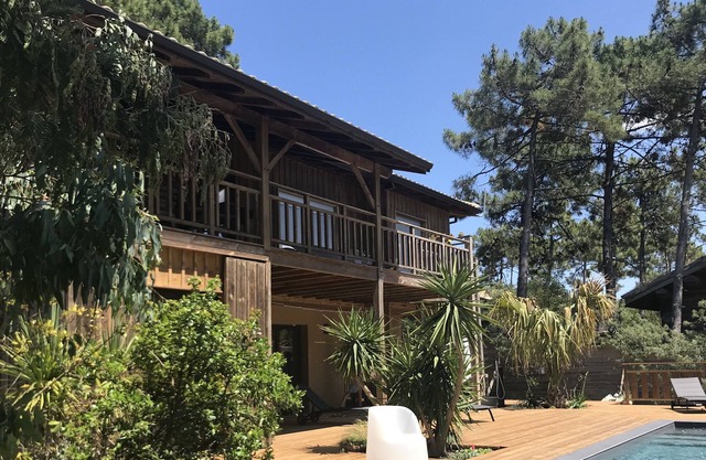 Villa **** facing south, forest view, heated swimming pool 400 m from the beach.