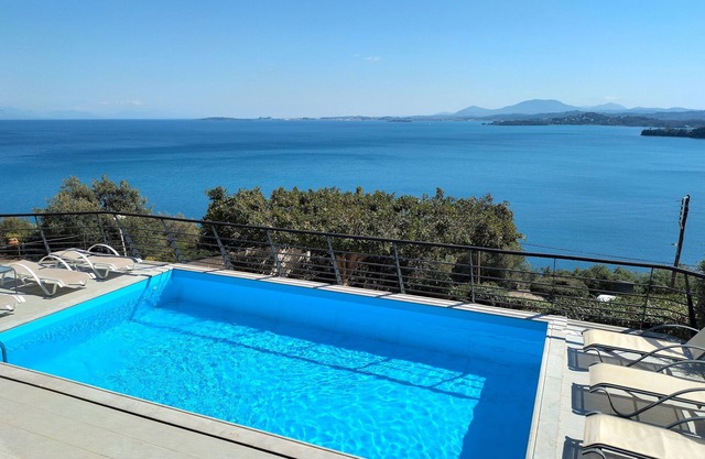 Villa Faiax - stunning pool views Ipsos bay