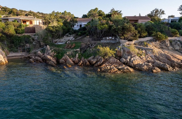 Villa Fannia, con acceso directo a la playa y jardín privado junto al mar