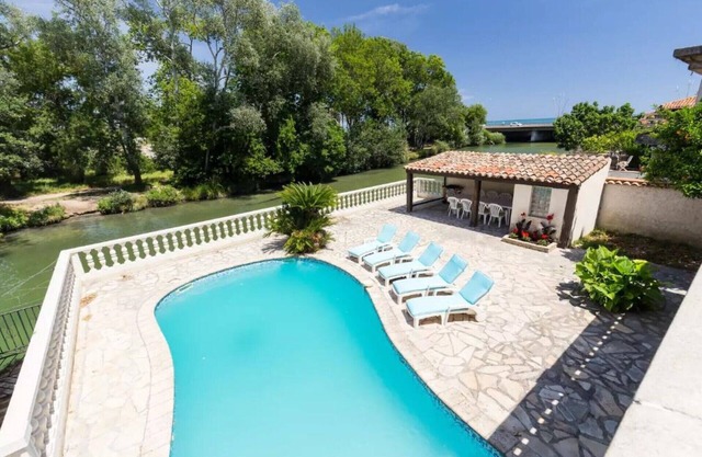 Villa pies en el agua (río y mar!)