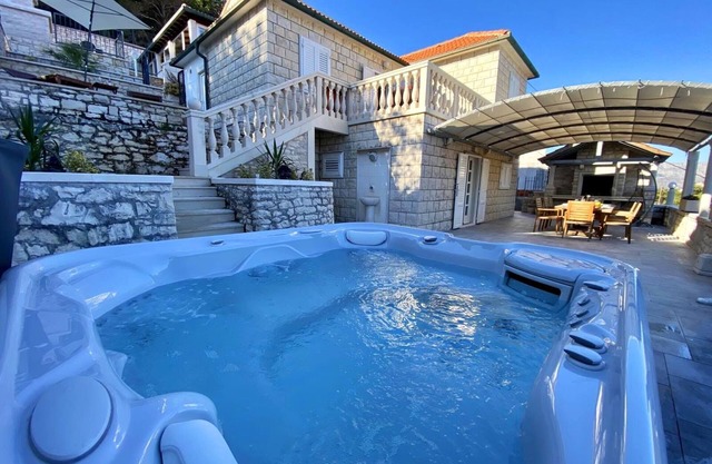 🌟 Villa with a sea view, 2 hot tubs, BBQ...