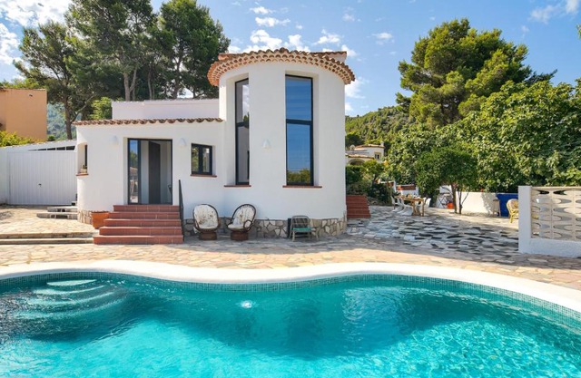 Villa for 10 with swimming pool and sea view