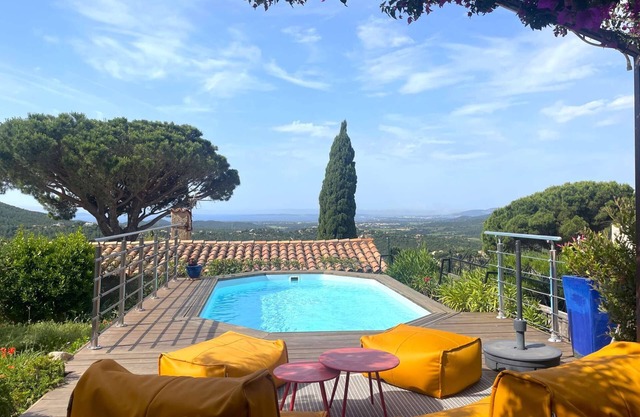 Villa for 4 people with a private pool and panoramic views of the islands and hills in La Londe...