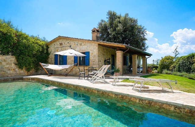 Villa for 4 guests. Private Pool. Access to the wellness center of the estate