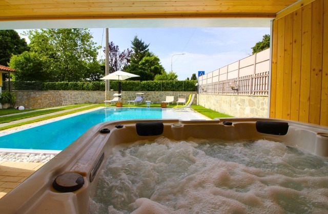 Villa for 5 persons with beautiful infinity pool and outdoor Jacuzzi, strategic location for visitin
