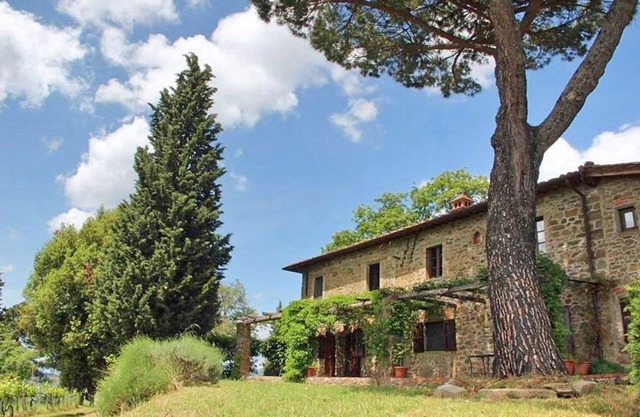 Villa for 6 with pool and close to a Tuscan village.