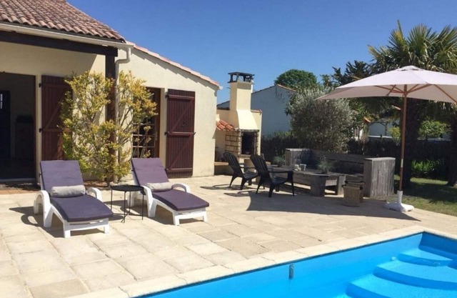 Villa for 6 near the sea with heated pool