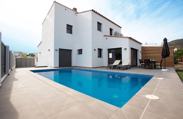 Villa de alquiler en Mas Busca, Roses, Costa Brava: Espaciosa villa con piscina privada, ideal para familias, a 3 km de la playa de Roses.