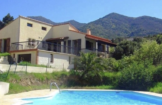 Villa with large private pool, wonderful views, 15 minutes drive to the beach