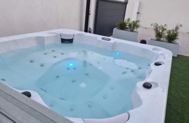 Villa close to the beach with jacuzzi