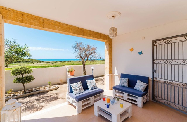 Villa 'Fronte Mare Raffaele' con vistas al mar, terraza privada y aire acondicionado